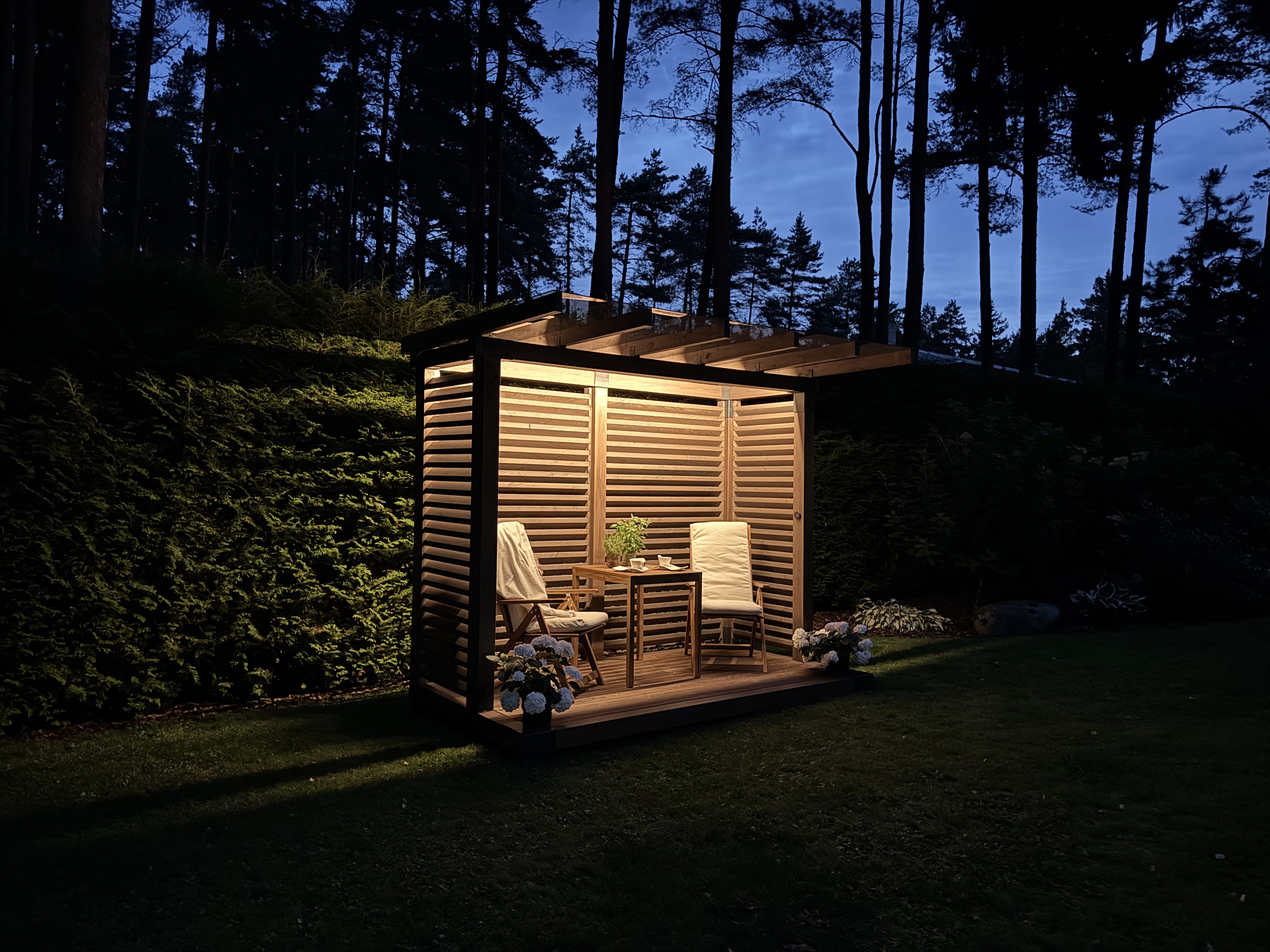 Compact in the evening with warm integrated LED lighting.